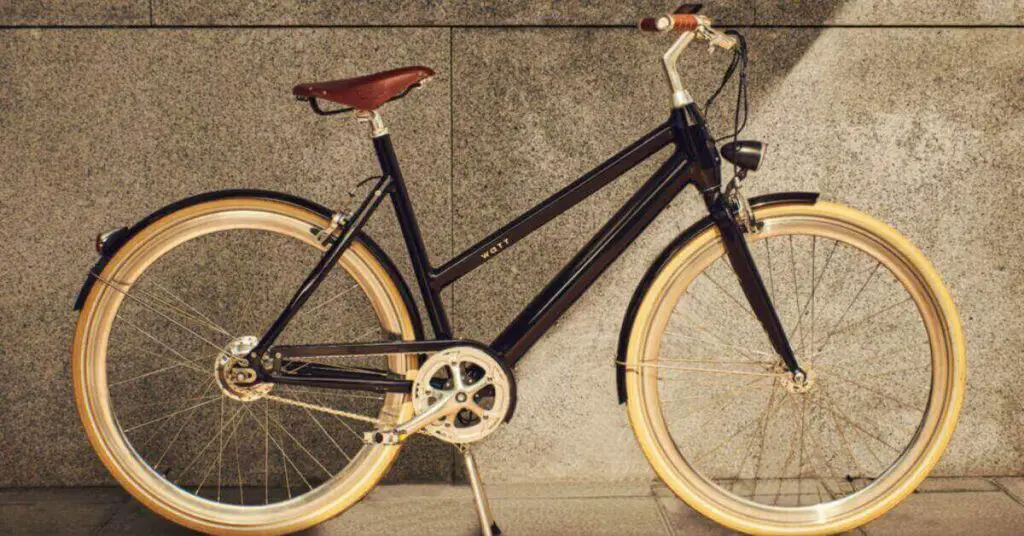 an image of the WATT BOSTON FEMALE Electric Bike laid against a marble wall